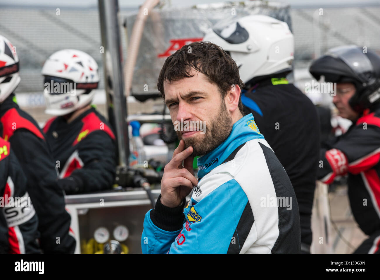 Kelvin Fletcher in der Boxengasse auf dem Rockingham Speedway während British GT Stockfoto