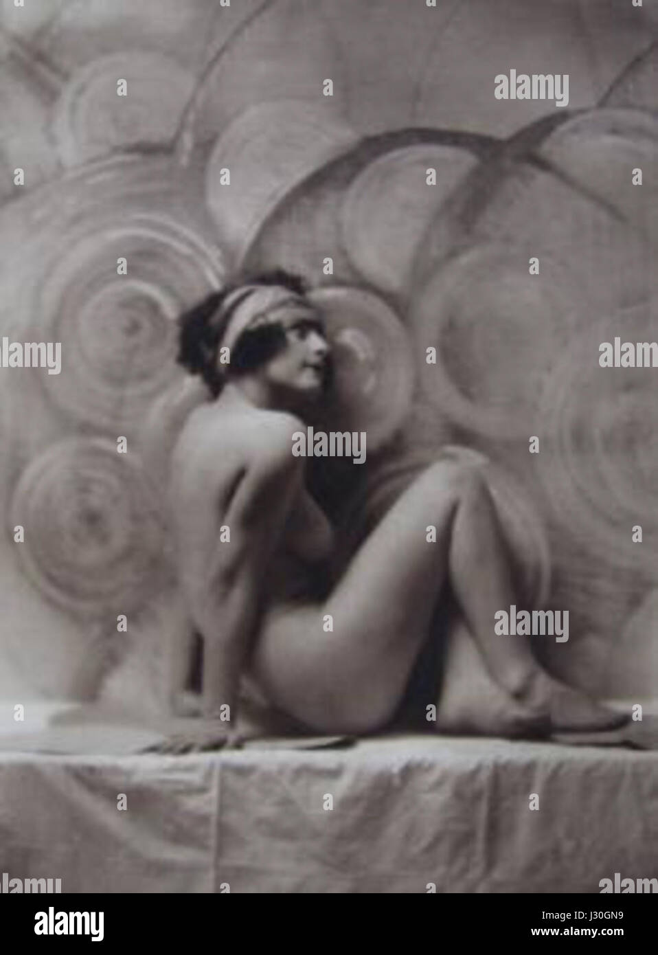 Das Art Deco Portfolio 36 zeigt eine Sammlung von Entwürfen und Kunstwerken, die von der Art Deco-Bewegung beeinflusst wurden, die in den 1920er Jahren begann und in den 1930er Jahren zu einem dominierenden Designstil wurde Es betont kräftige geometrische Formen, lebendige Farben und moderne Eleganz in Architektur, Mode und dekorativer Kunst. Stockfoto