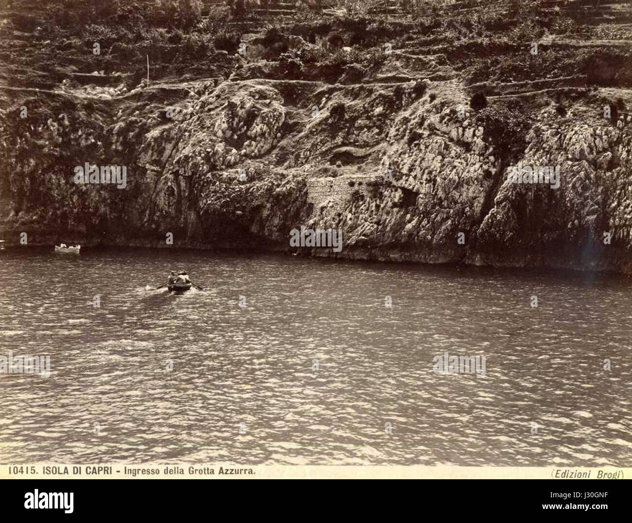 Das Foto „Ingresso alla Grotta Azzurra“ von Carlo Brogi aus dem Jahr 1880 zeigt den Eingang zur Blauen Grotte auf der Insel Capri. Brogiâ Werk zeigt die natürliche Schönheit und das berühmte Touristenziel Italiens. Stockfoto