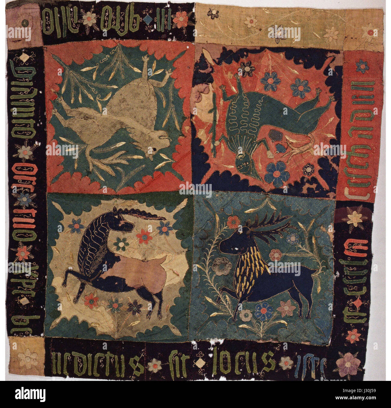 Ein Altartuch mit Fabelwesen in komplizierten Designs, wahrscheinlich beeinflusst von religiösen Kunsttraditionen des Mittelalters oder der Renaissance. Stockfoto