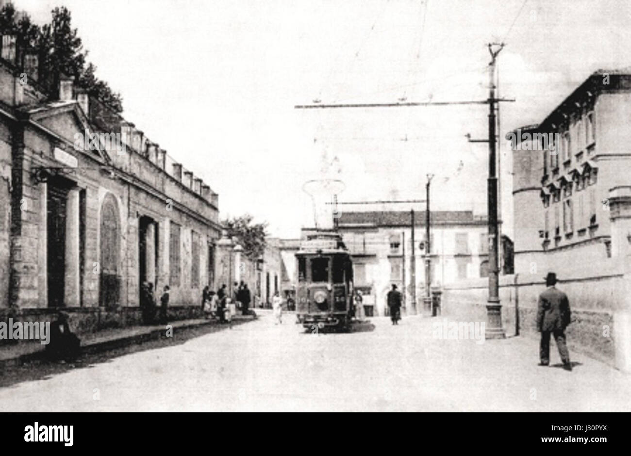 Dieser Bezug auf Angri, eine Stadt in Italien, unterstreicht ihre regionale Bedeutung und ihr kulturelles Erbe. Der Titel "Angri - I" könnte auf einen historischen oder modernen Aspekt der Stadtentwicklung hinweisen. Stockfoto