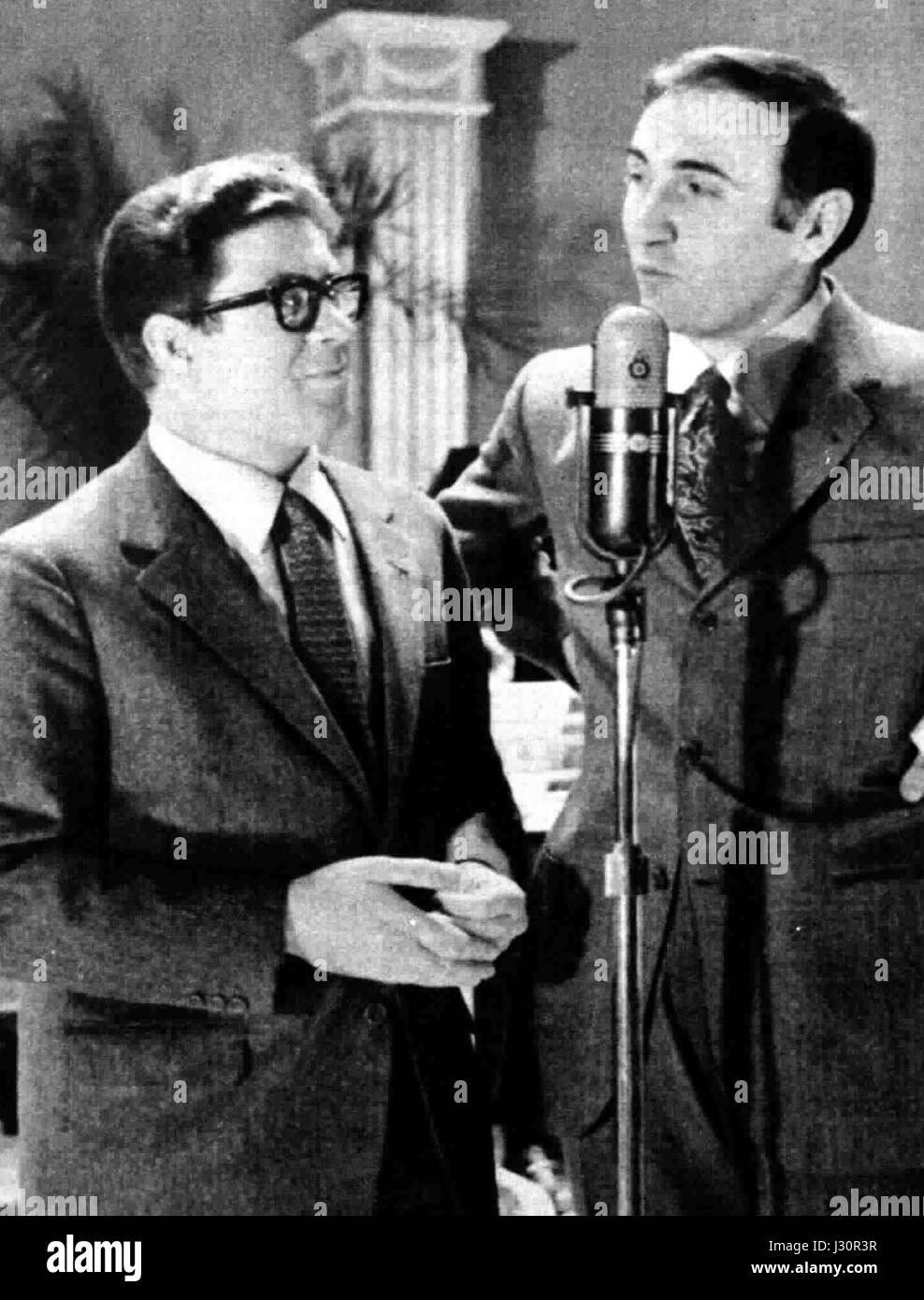 Dieses Bild zeigt Riccardo Vantellini mit Pippo Baudo, zwei prominente Persönlichkeiten der italienischen Unterhaltung. Vantellini ist bekannt für seine komödiantischen Auftritte und Baudo für seine Gastgeberkarriere. Stockfoto