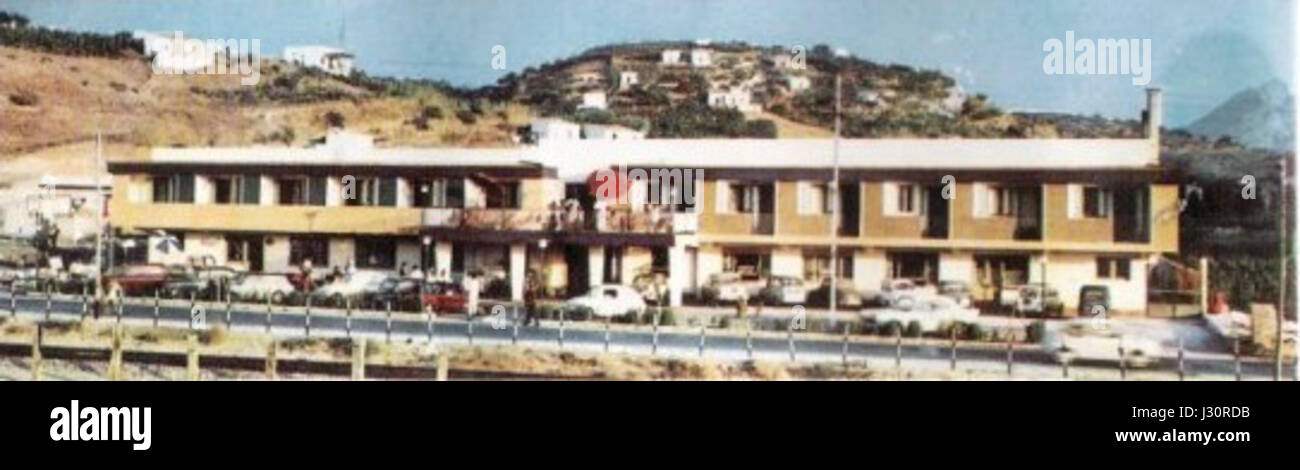 Ein Vintage-Foto, das Motel Beach, ein beliebtes Strandmotel aus vergangener Zeit, fotografiert. Das Bild zeigt die Architektur und den Designstil, die typisch für Unterkünfte an der Küste aus der Mitte des 20. Jahrhunderts sind. Stockfoto Ein Vintage-Foto, das Motel Beach, ein beliebtes Strandmotel aus vergangener Zeit, fotografiert. Das Bild zeigt die Architektur und den Designstil, die typisch für Unterkünfte an der Küste aus der Mitte des 20. Jahrhunderts sind. Stockfoto
