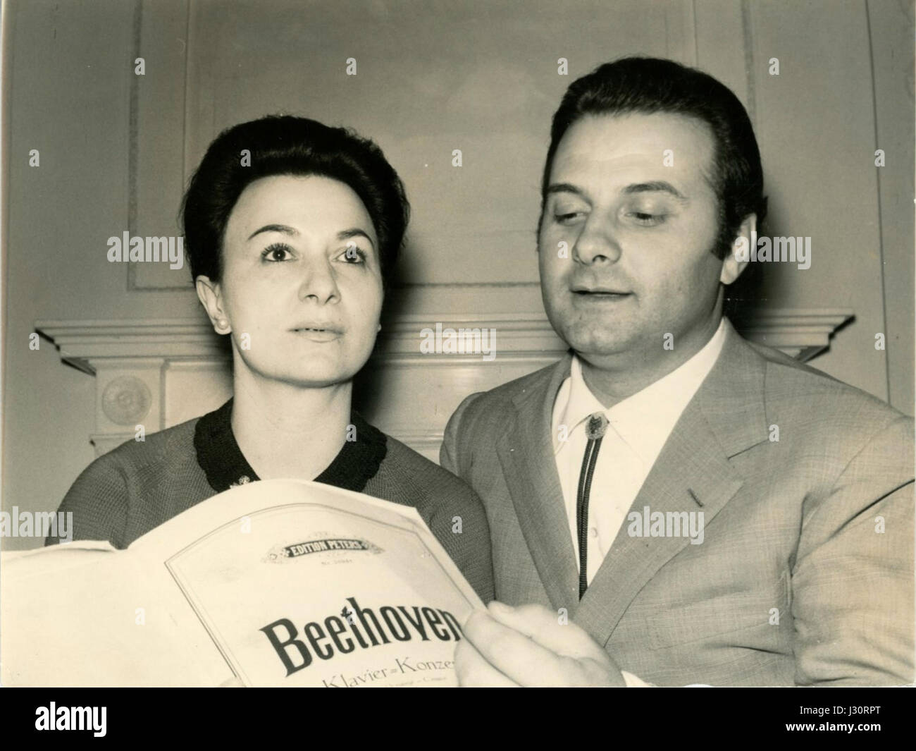 Daniele Barioni und Vera Franceschi waren wahrscheinlich bekannte Künstler oder Künstler, die möglicherweise um 1962 in Musik oder Theater involviert waren und einen bedeutenden Beitrag zu kulturellen und künstlerischen Kreisen leisteten. Stockfoto