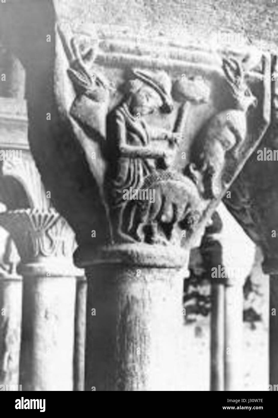 Das Capitell ist ein detailliertes architektonisches Element, das häufig in klassischen Säulen verwendet wird, um den Oberbau zu stützen. Das Design spiegelt häufig die kulturellen und historischen Stile der Zeit wider, in der es entstand. Stockfoto