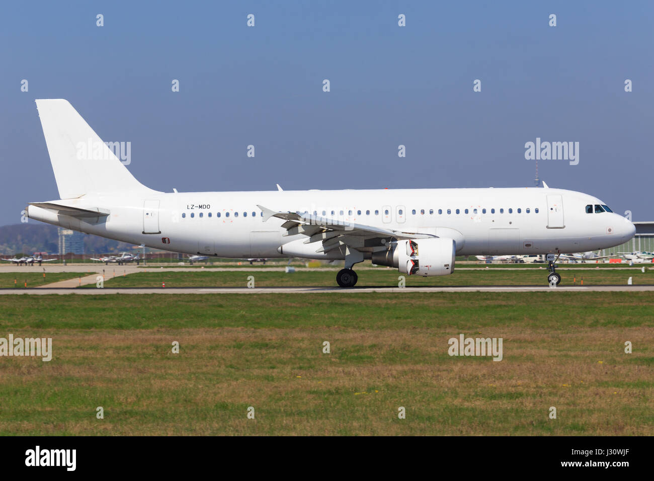 Stuttgart/Deutschland 10. März 2017: Weiße Airbus A320 am Flughafen Stuttgart. Stockfoto