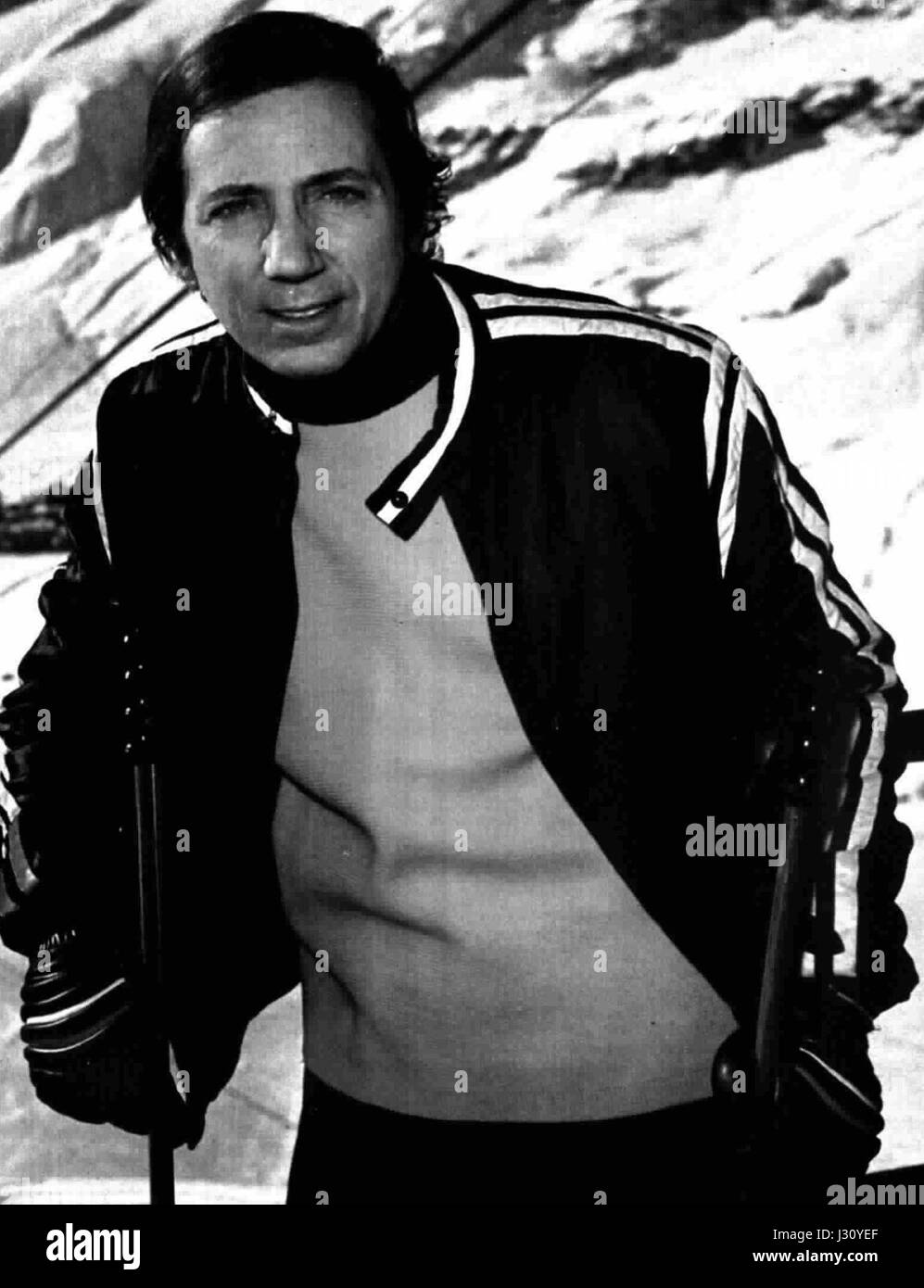 Mike Bongiorno, ein italienischer Fernsehstar, wird in Cervinia, Italien, für seine alpinen Skigebiete und die malerischen Bergpanoramen, aufgezeichnet. Stockfoto