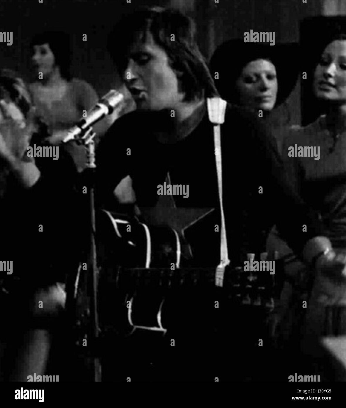 Bobby Solo ist ein italienischer Sänger und Musiker, der für seine Beiträge zur Pop- und Rockszene bekannt ist. In den 1960er und 1970er Jahren erlangte er mit Hits in Italien und international Popularität und etablierte eine lange Musikkarriere. Stockfoto