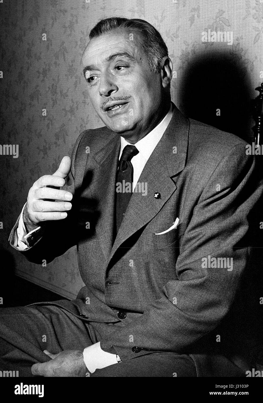 Ein Schwarzweiß-Foto von Charles Boyer, einem prominenten französischen Schauspieler, aus dem Jahr 1955, das die Persönlichkeit des Filmstars auf dem Höhepunkt seiner Karriere zeigt. Stockfoto