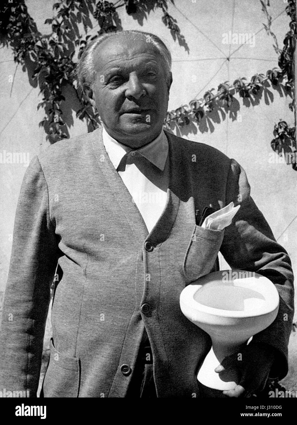 Gio Ponti war ein einflussreicher italienischer Architekt und Designer, der für seine Arbeit in den 1950er Jahren bekannt war Seine Beiträge zur modernen Architektur und Gestaltung prägten die visuelle Landschaft Italiens und darüber hinaus. Pontiâ Designs zeichnen sich durch ihren eleganten und funktionalen Stil aus, der modernistische Elemente mit italienischer Handwerkskunst kombiniert. Er spielte eine wichtige Rolle bei der Gestaltung des 20. Jahrhunderts und hinterließ einen nachhaltigen Einfluss auf Architektur und Innenarchitektur. Stockfoto