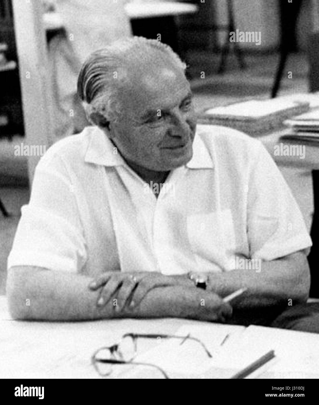 Gio Ponti war ein einflussreicher italienischer Architekt und Designer, der für seine Arbeit in den 1950er Jahren bekannt war Seine Designphilosophie verband modernistische Prinzipien mit traditioneller Handwerkskunst und hinterließ einen nachhaltigen Einfluss auf Architektur und Design in der Mitte des 20. Jahrhunderts. Stockfoto