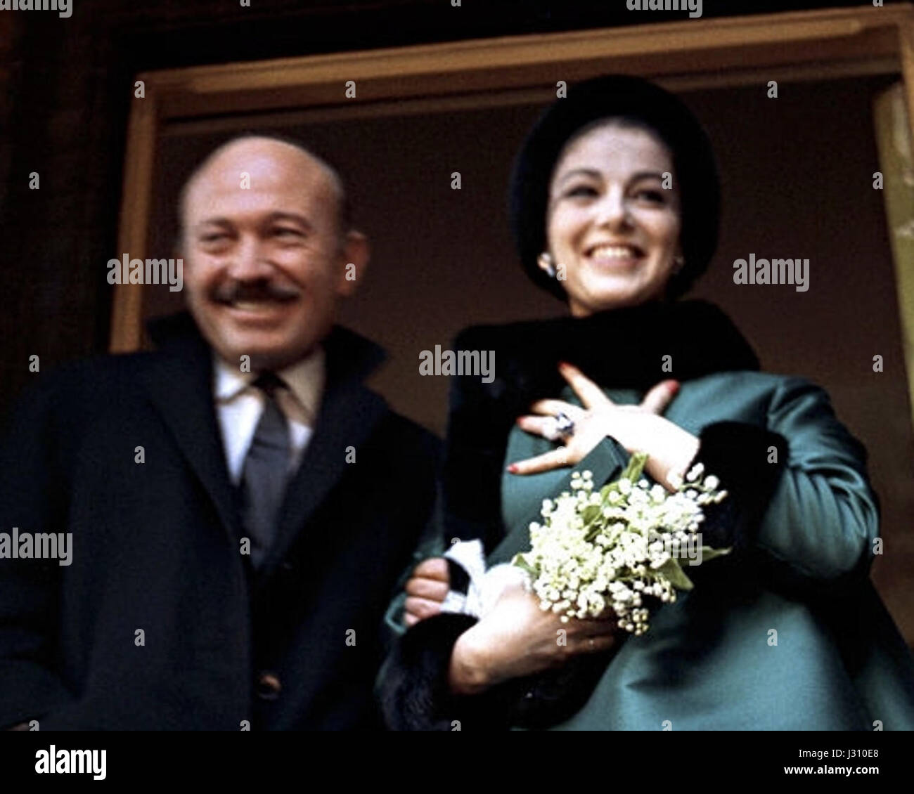 Dieses Foto aus dem Jahr 1962 zeigt Armando Trovajoli, einen italienischen Komponisten, und Pier Angeli, eine italienische Schauspielerin. Das Bild spiegelt die prominenten Kulturfiguren der damaligen Zeit wider, die für ihre Beiträge zum italienischen Kino und zur italienischen Musik bekannt sind. Stockfoto