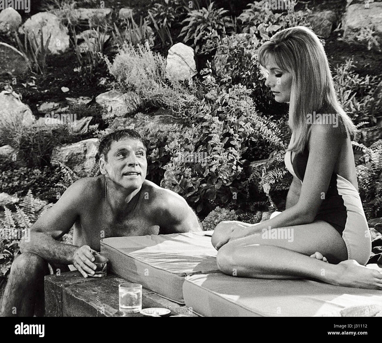 Das 1968 erschienene Bild zeigt Burt Lancaster und Janice Rule, zwei prominente amerikanische Schauspieler. Lancaster, bekannt für seine vielseitigen Rollen im Film, wird mit Rule gepaart, deren Schauspielkarriere mehrere Jahrzehnte lang dauerte. Das Foto zeigt das Duo auf dem Höhepunkt seiner Karriere in Hollywood. Stockfoto