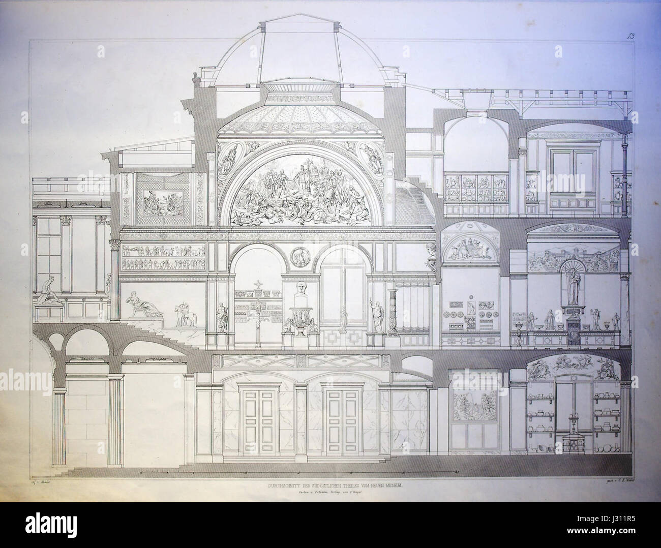 Das von Friedrich August Stüler entworfene neue Museum in Berlin ist eines der bedeutendsten Museen der Stadt. Dieses Bild konzentriert sich auf den Südkuppelsaal, der ein bedeutendes Merkmal der Museumsarchitektur ist und neoklassizistische und moderne Elemente miteinander verbindet. Stockfoto