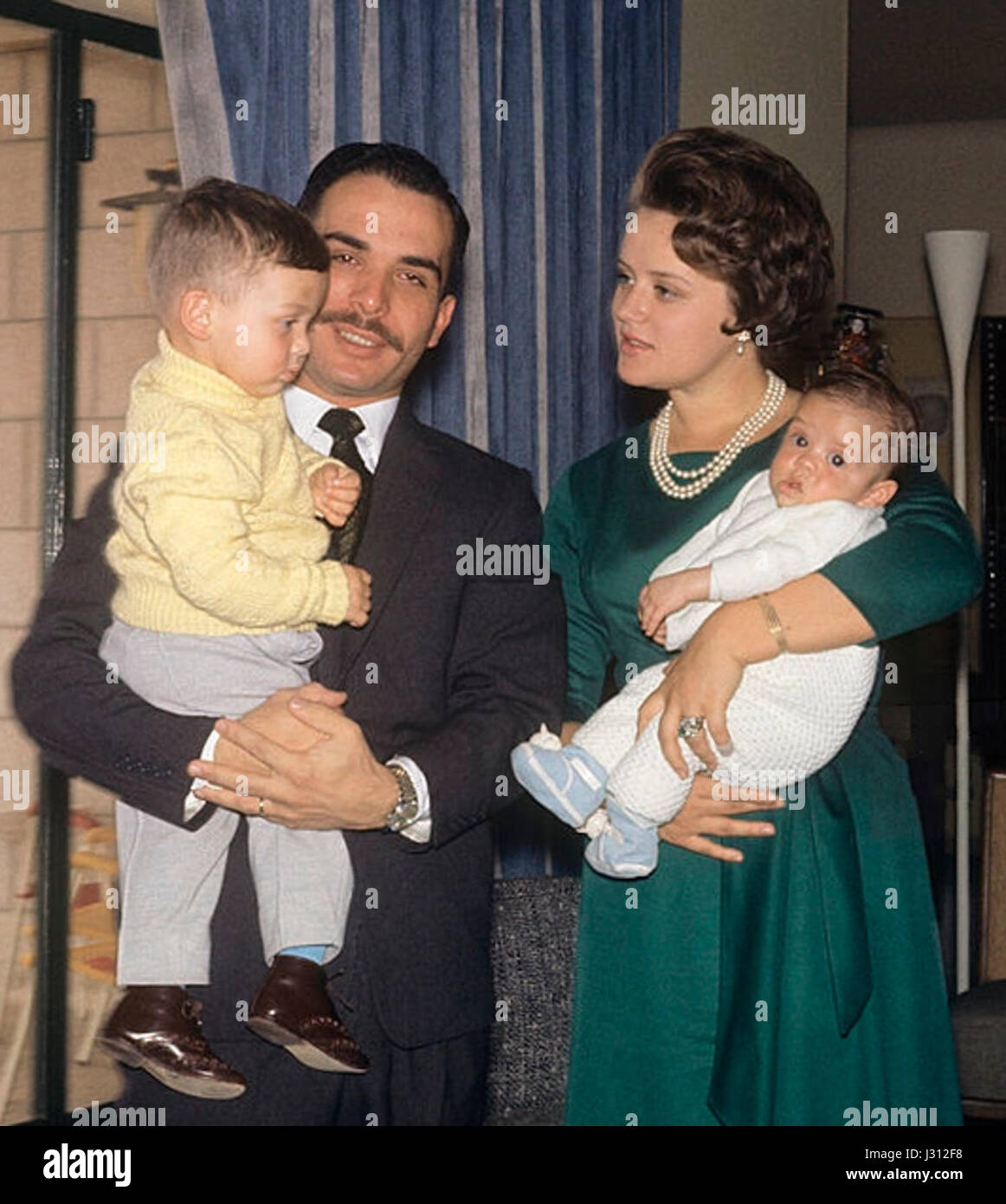 König Hussein und Prinzessin Muna mit Söhne 1964 Stockfoto