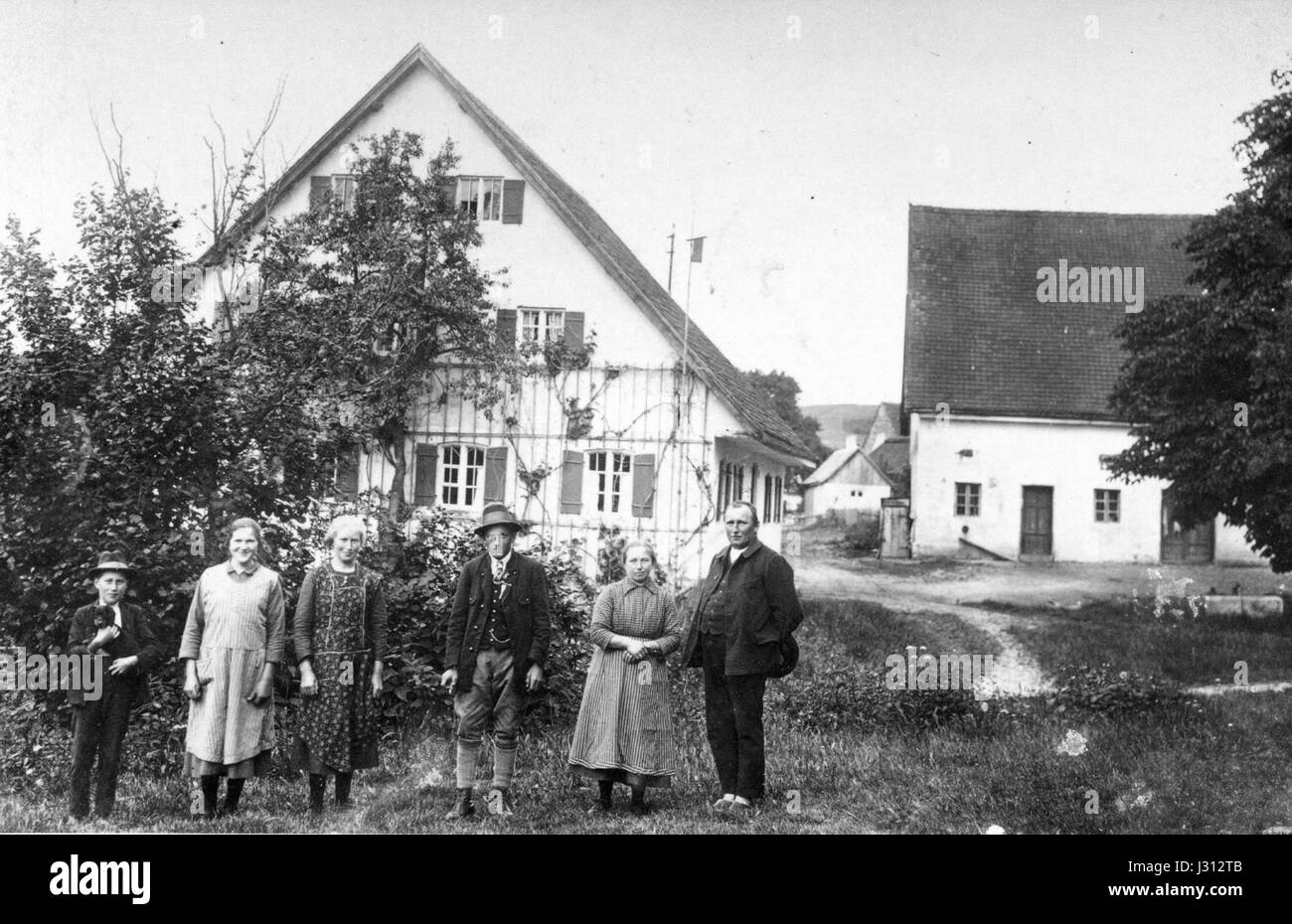 Der Hinweis auf Ainhofen Nr. 2 Bachbauer-um 1930 bezieht sich wahrscheinlich auf einen Standort oder Familienbetrieb in Ainhofen, möglicherweise in Europa, aus dem frühen 20. Jahrhundert. Es deutet auf eine agrarische Umgebung in den 1930er Jahren hin Stockfoto