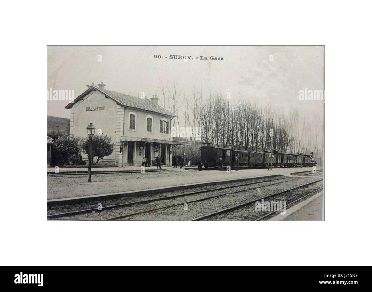Der „Ancienne gare de Surgy“ bezieht sich auf einen alten Bahnhof in Surgy, einer Gemeinde in Frankreich. Der Begriff "ancienne gare" bedeutet auf Französisch "alter Bahnhof" und verweist auf die historische Verkehrsinfrastruktur. Stockfoto