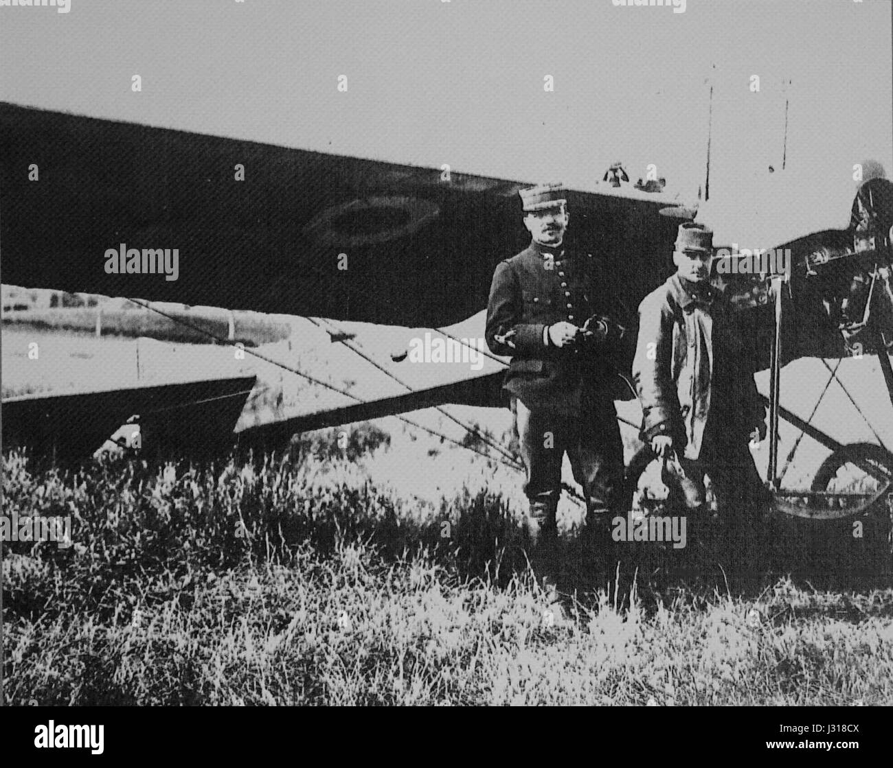 Der Titel bezieht sich auf Antonin Brocard, der 1913 mit Delage Cars in Verbindung gebracht wurde. Es zeigt wahrscheinlich einen Moment des frühen 20. Jahrhunderts, vielleicht Brocard vor einem Deperdussin-Flugzeug, ein ikonisches Stück Luftfahrtgeschichte. Stockfoto