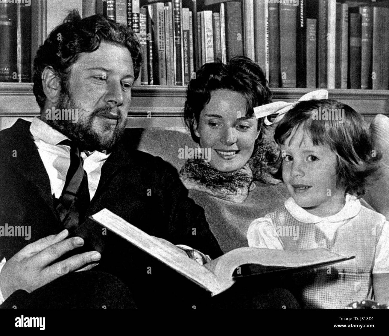 Peter Ustinov mit Familie der 1950er Jahre Stockfoto