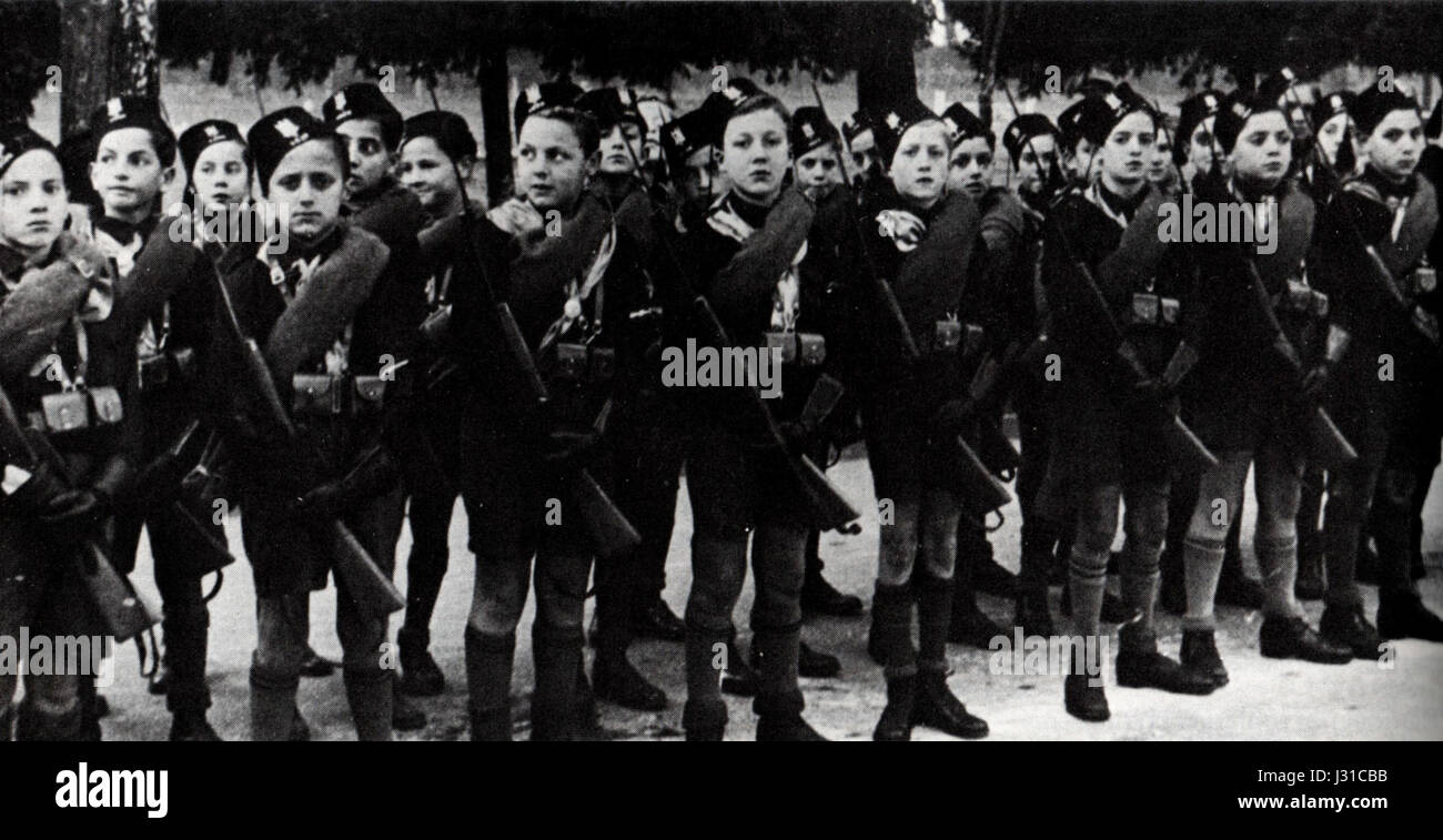 Die „Balilla adunata“ bezieht sich auf eine Jugendkundgebung in Italien, die mit der Balilla-Jugendbewegung während des faschistischen Regimes in Verbindung steht. Diese Veranstaltung war Teil der nationalistischen Bemühungen, junge Italiener in Politik und körperliche Aktivitäten einzubinden. Stockfoto