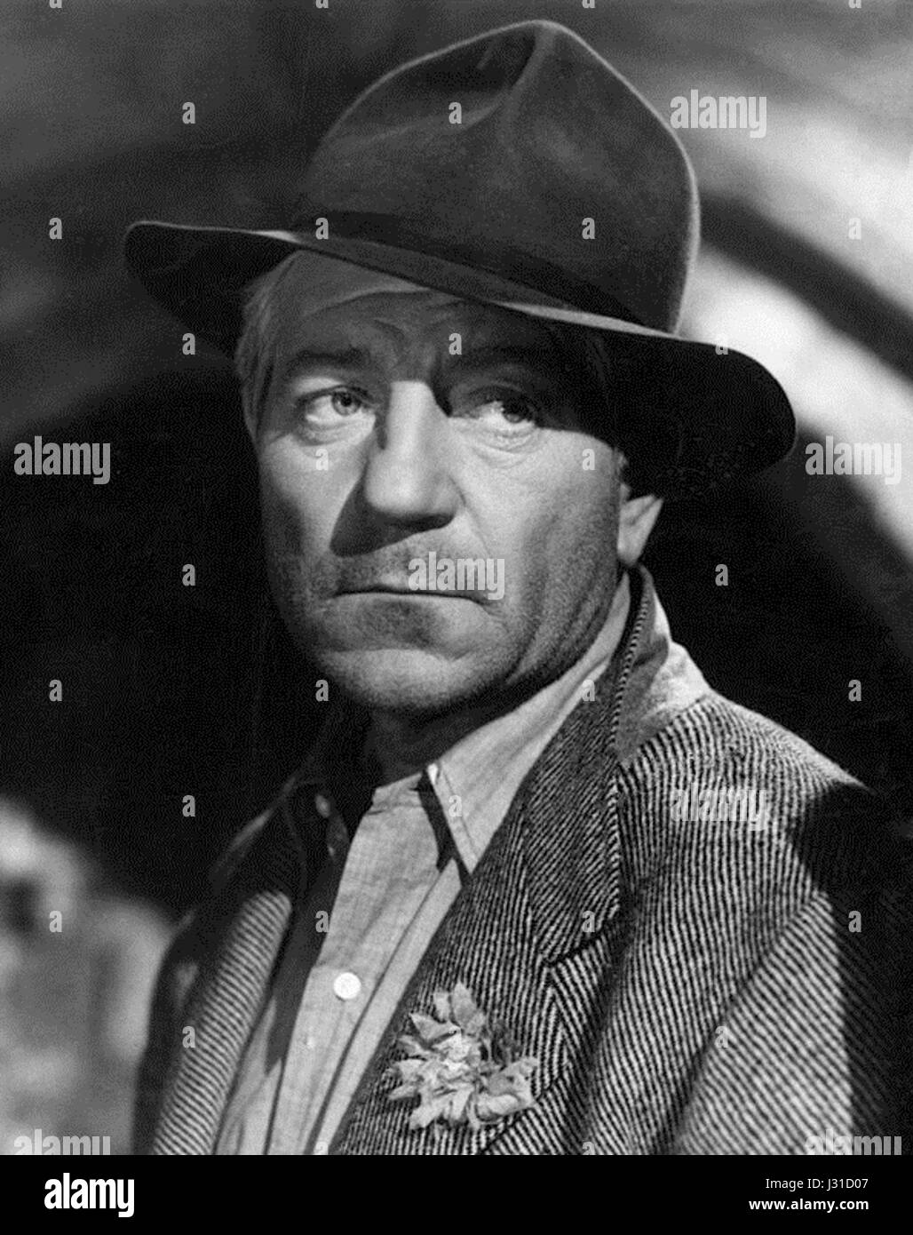 Jean Gabin, ein französischer Schauspieler, bekannt für seine einflussreichen Rollen im französischen Kino. Das Jahr 1949 ist ein bedeutender Punkt in seiner Karriere, mit der Veröffentlichung großer Filme, die seinen Ruf in der französischen Filmgeschichte festigten. Stockfoto