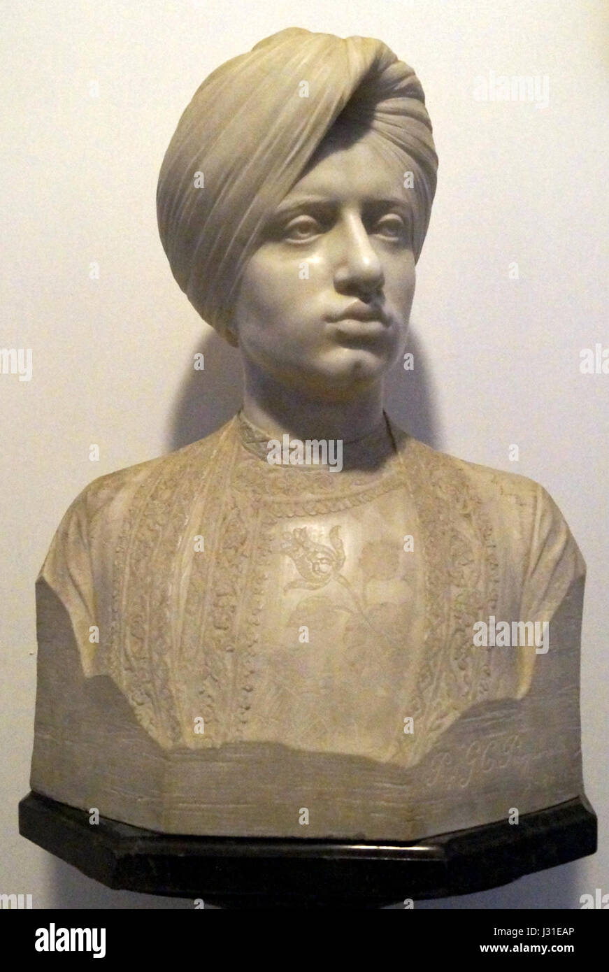 Diese Büste stellt Yadavindra Singh dar, eine prominente historische Figur. Die Skulptur ist für seine Beiträge bekannt und fängt sein Bild in feinen Details ein und spiegelt seine Bedeutung und sein Vermächtnis wider. Stockfoto