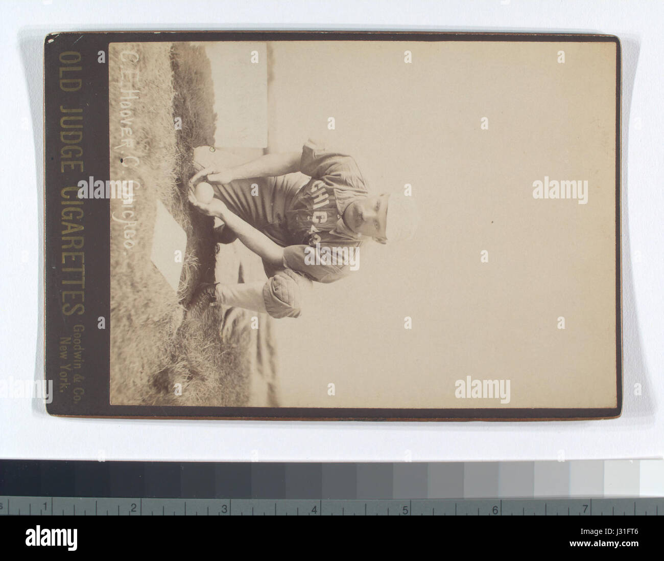 Dieser Eintrag bezieht sich auf eine historische Werbung oder Verpackung für Old Judge Zigaretten, eine Marke, die mit C.E. Hoover in Verbindung steht. Die Werbung repräsentiert amerikanische Handelspraktiken und Marketingtechniken des frühen 20. Jahrhunderts in der Tabakindustrie. Stockfoto