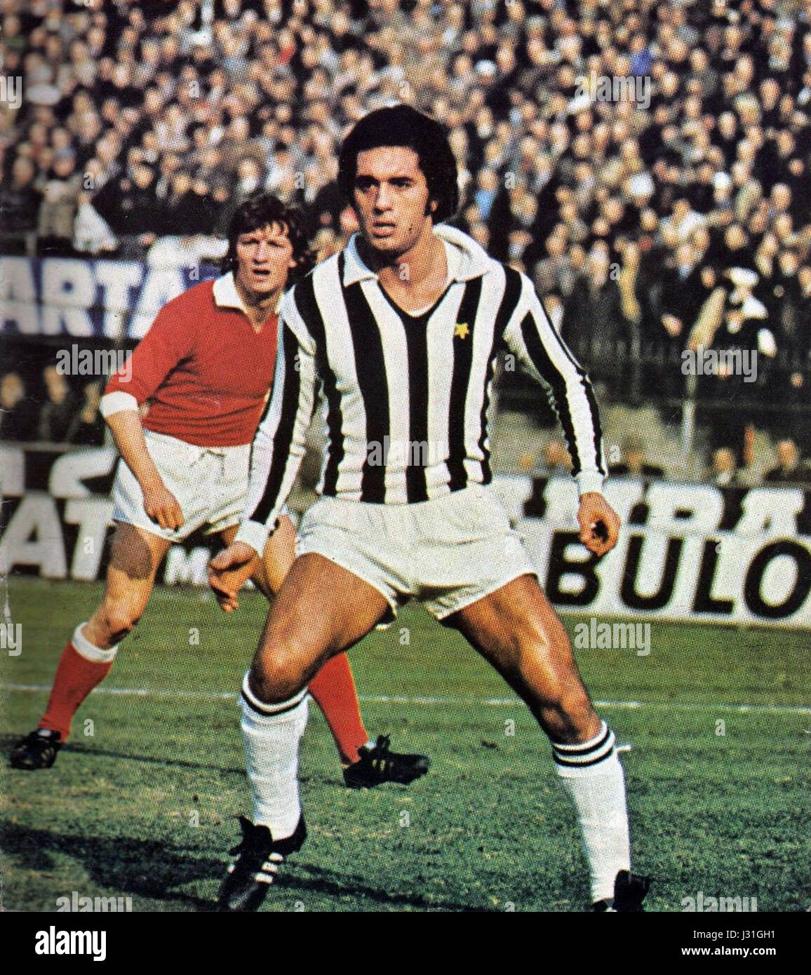 Das Spiel der Serie A zwischen Juventus und Varese in der Saison 1974-75 enthielt Schlüsselspieler wie Claudio Gentile und Giannantonio Sperotto. Juventus gewann in dieser hochkarätigen Begegnung den Sieg und zeigte intensive Fußballaktionen. Stockfoto