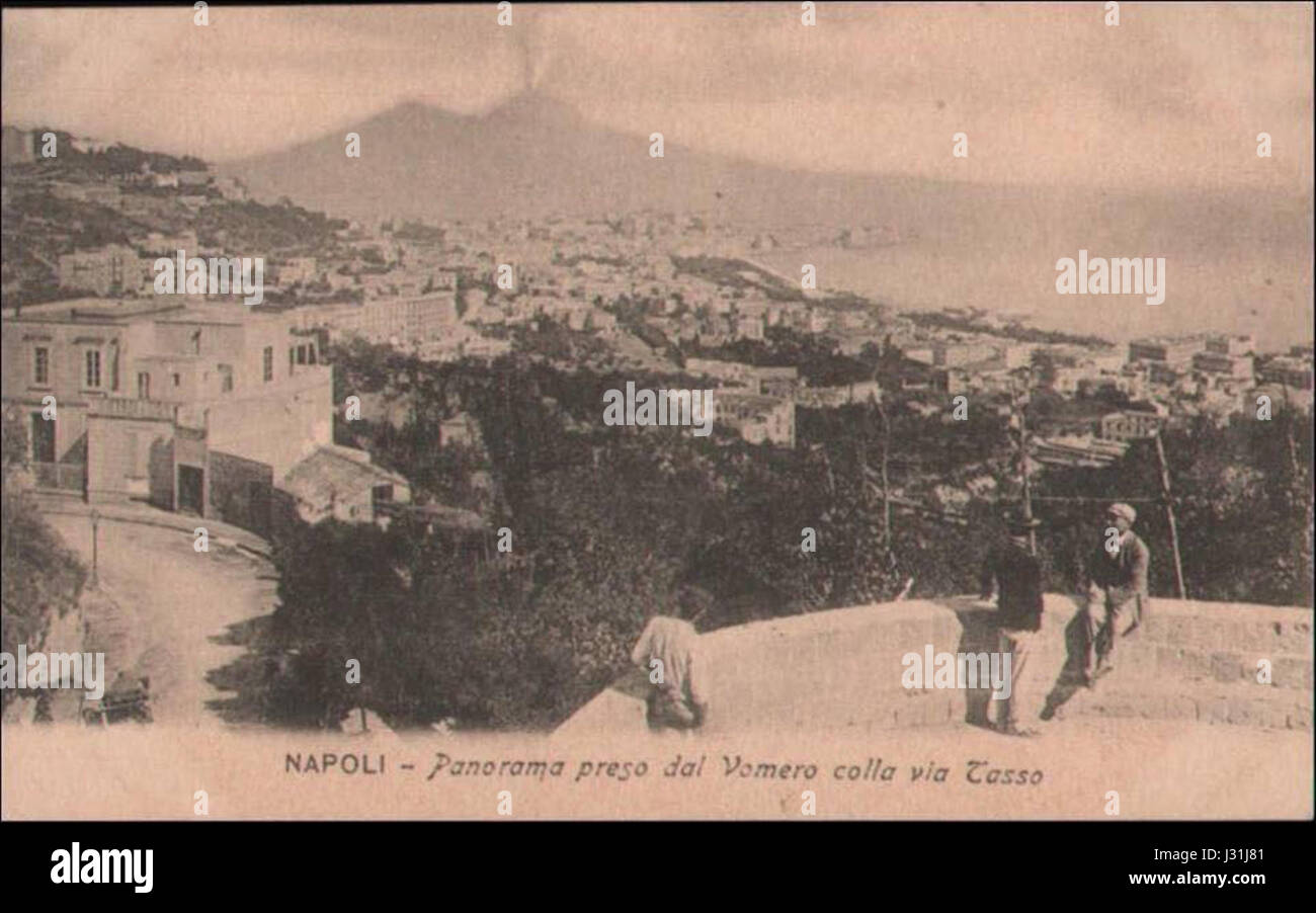 Dies bezieht sich auf eine Adresse in Neapel, Italien, die sich an der Via Tasso 1 befindet, die für ihre historische Bedeutung und Architektur bekannt ist. Stockfoto