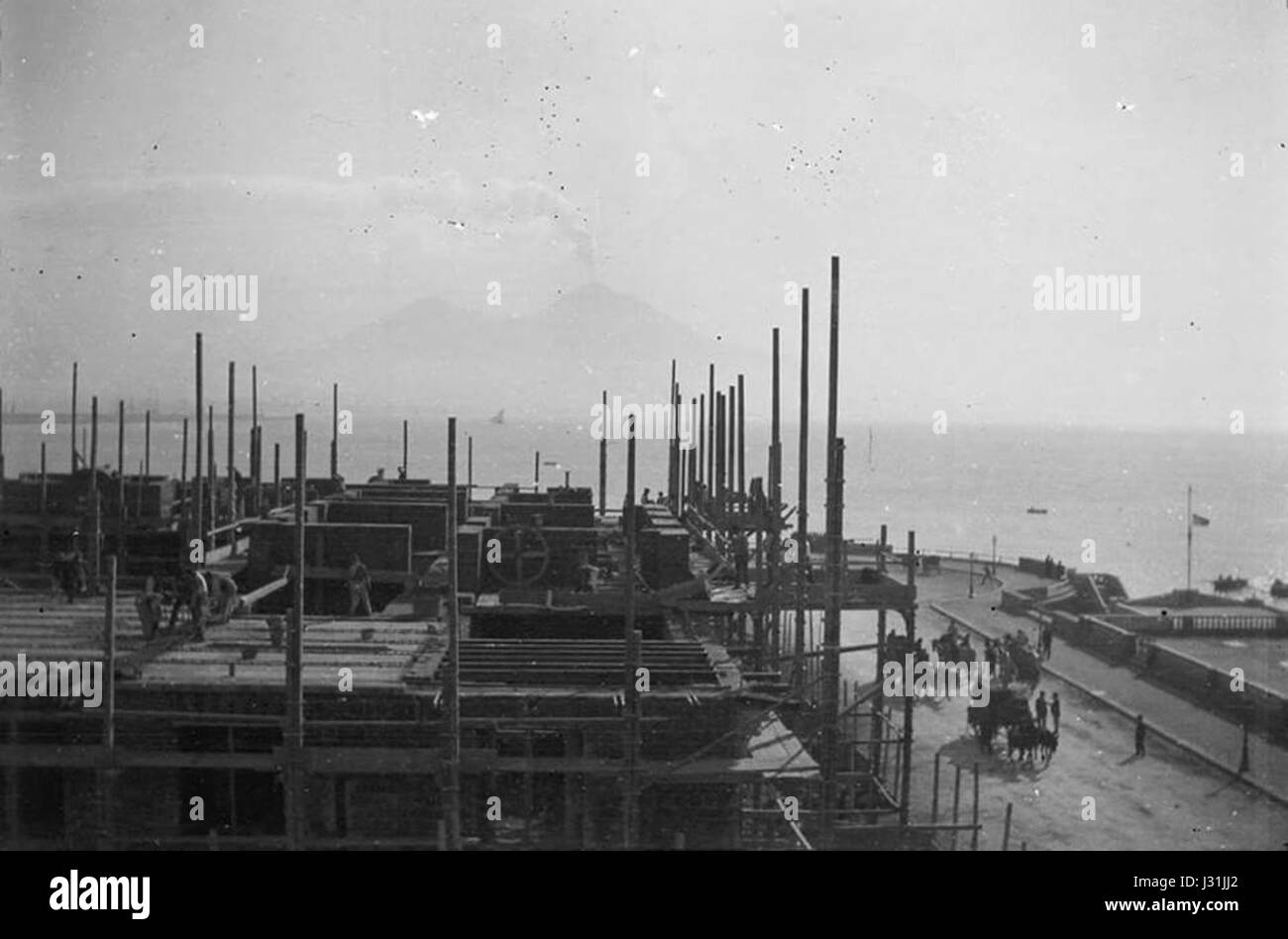 Ein Bild, das den Bau des Hotels Excelsior in Neapel (Neapel) zeigt. Das Foto zeigt die frühen Phasen dieses ikonischen Gebäudes und hebt die laufenden architektonischen Arbeiten hervor. Stockfoto