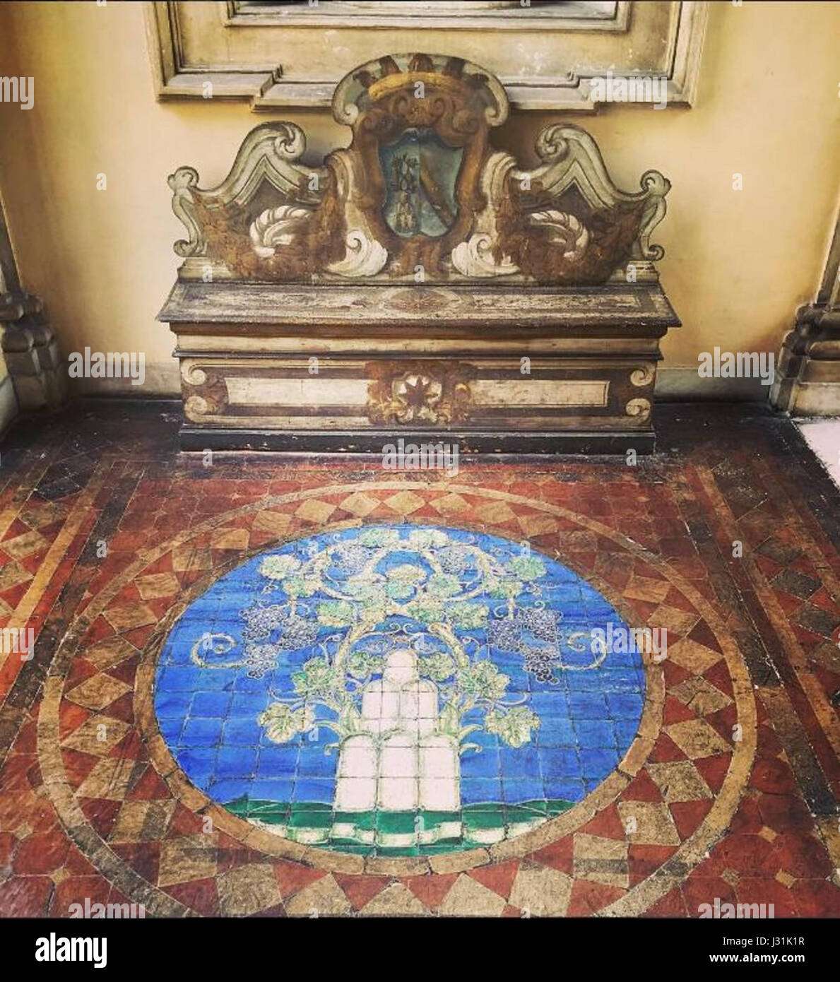 Panca e Pavimento Con Stemma dei Ruspoli Stockfoto