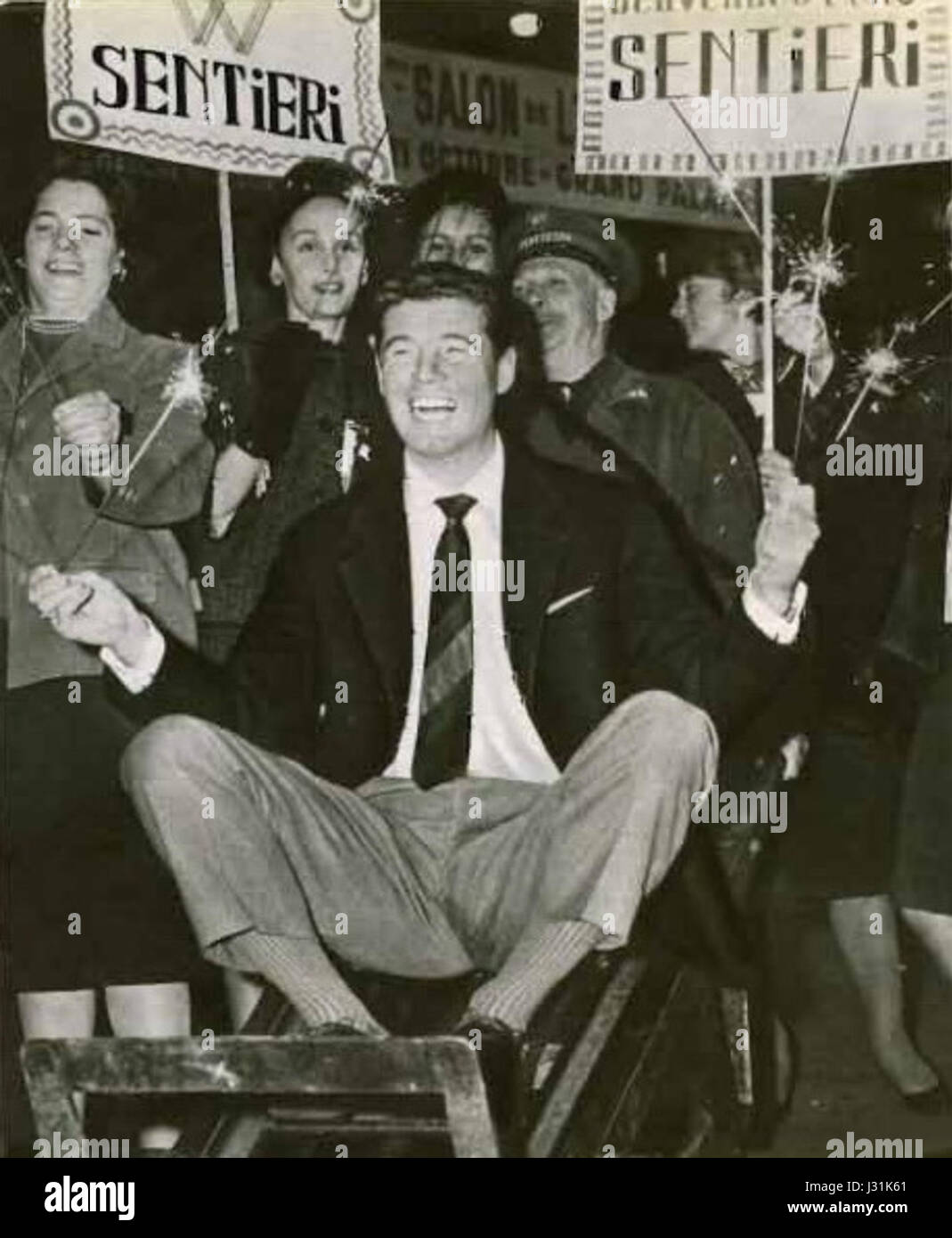 Joe Sentieri, ein italienischer Sänger, gewann in den späten 1950er und frühen 1960er Jahren an Popularität Seine Musik ist mit dem italienischen Popgenre assoziiert und zeigt sein Gesangstalent und seine emotionale Reichweite, was zur italienischen Musikszene während dieser Zeit beiträgt. Stockfoto