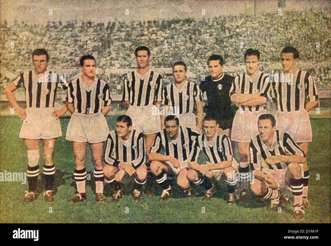 Der Juventus Cisitalia 1942-1943 war ein italienischer Sportwagen, der sich durch sein Design und seine Ingenieurskunst auszeichnet. Es war Teil einer Zusammenarbeit zwischen Juventus und Cisitalia, die einen wichtigen Moment in der Automobilgeschichte während des Zweiten Weltkriegs darstellte Stockfoto