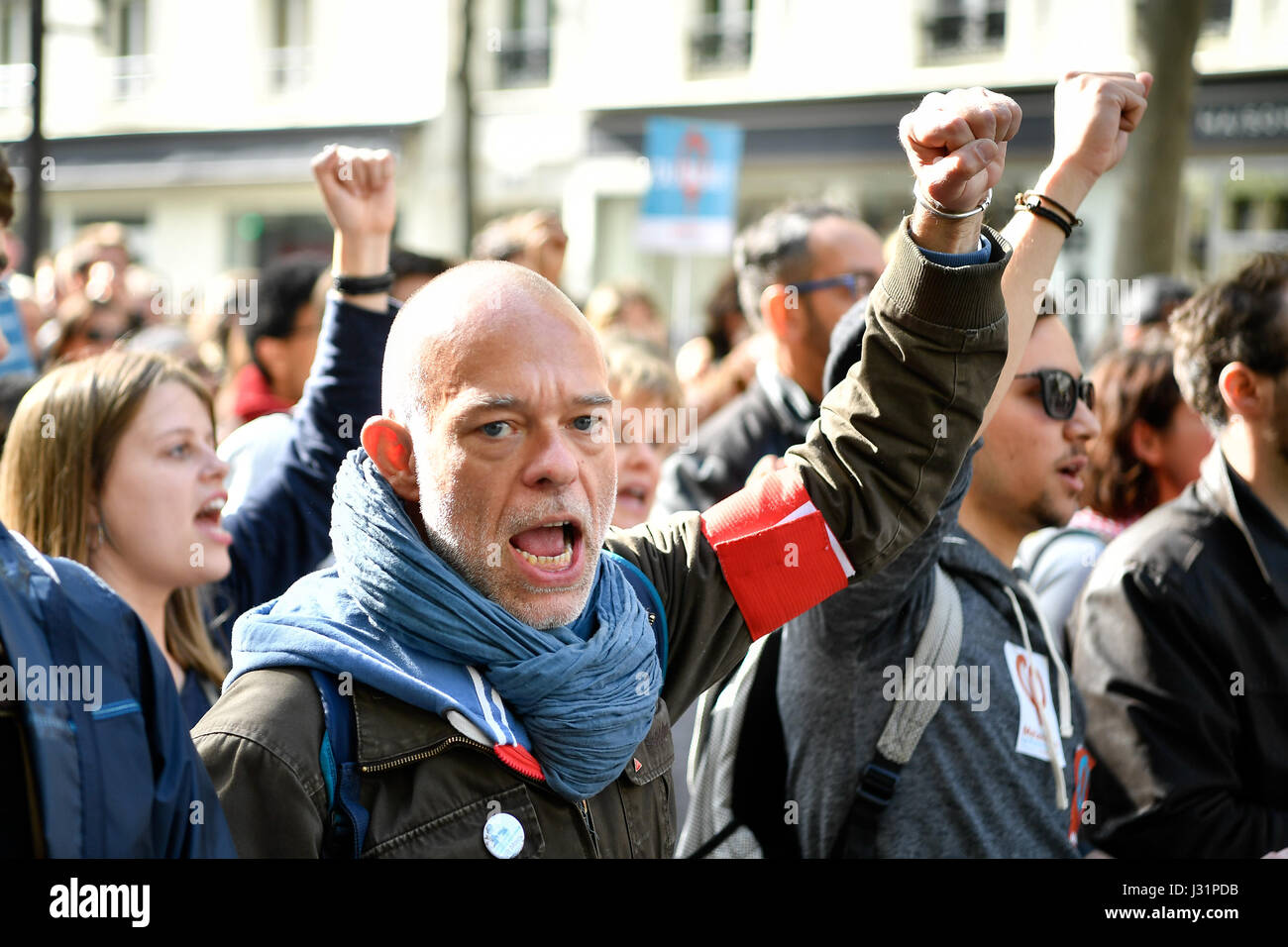 Paris, Frankreich. 1. Mai 2017. Menschen schreien Parolen während einer jährlichen Marsches für internationale Tag der Arbeit in Paris, Hauptstadt von Frankreich, am 1. Mai 2017. Bildnachweis: Chen Yichen/Xinhua/Alamy Live-Nachrichten Stockfoto