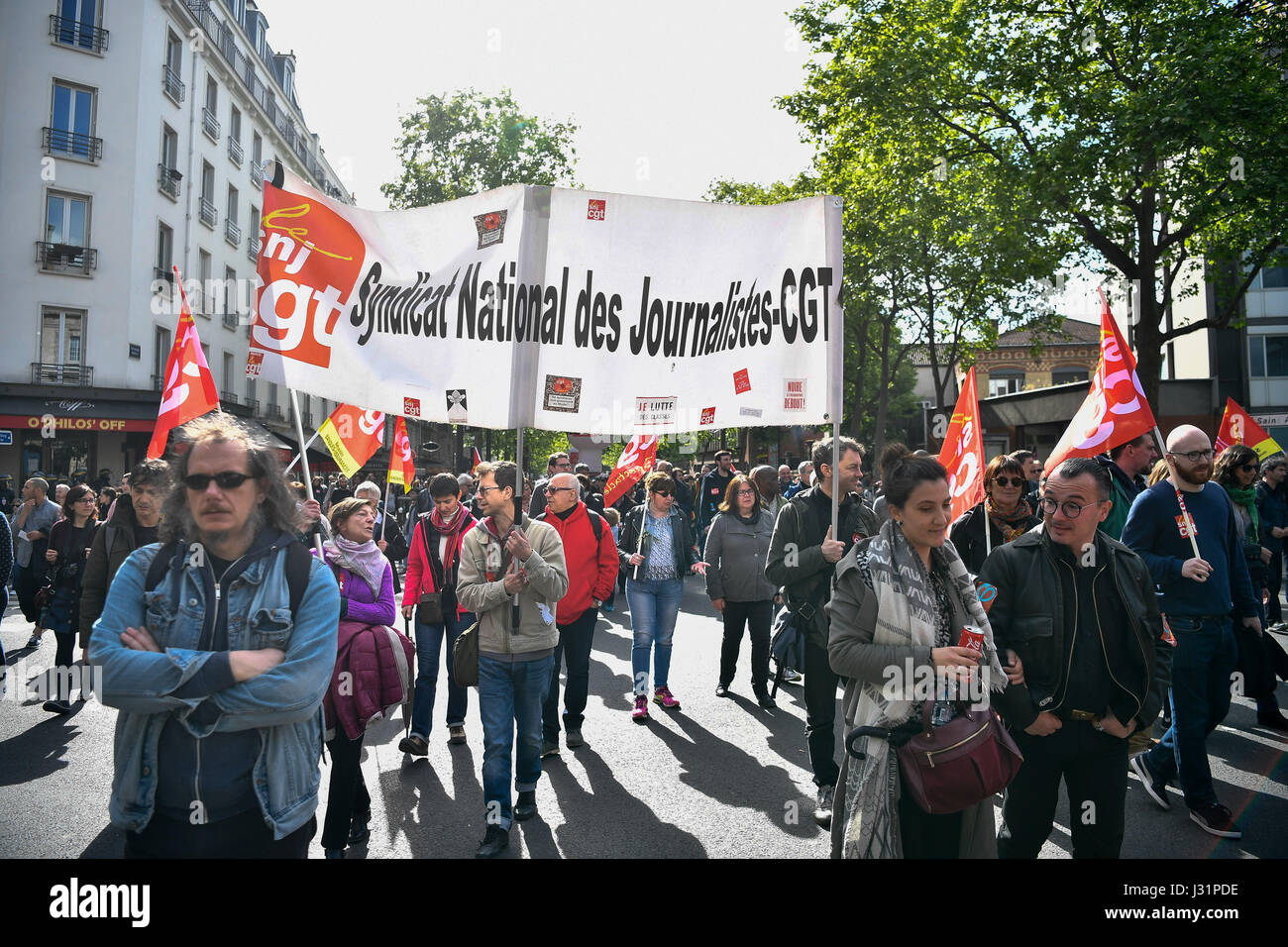 Paris, Frankreich. 1. Mai 2017. Menschen besuchen eine jährliche März für internationale Tag der Arbeit in Paris, Hauptstadt von Frankreich, am 1. Mai 2017. Bildnachweis: Chen Yichen/Xinhua/Alamy Live-Nachrichten Stockfoto