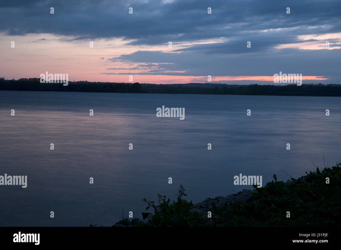 Rutland Water, 1. Mai 2017, Sonnenuntergang über Rutland Water nach einem miserablen Bank Holiday-Kredit: Keith Larby/Alamy Live News Stockfoto