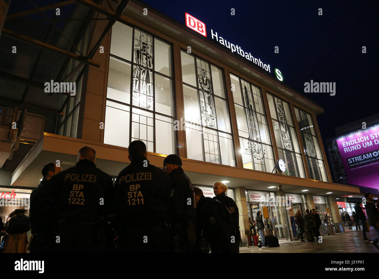 (170501)--DORTMUND (Deutschland), 1. Mai 2017 (Xinhua)--Polizisten Wache am Hauptbahnhof Dortmund in Dortmund, Deutschland, am 1. Mai 2017. Zwei Personen wurden leicht verletzt in Zugentgleisung Montagabend in Dortmund, eine Stadt im deutschen Bundesland Nordrhein-Westfalen, sagte der föderalen Polizei des Staates über Twitter. (Xinhua/Ulrich Hufnagel) Stockfoto