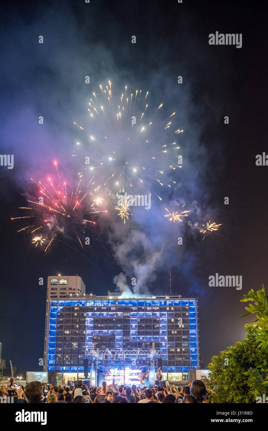 Tel Aviv-Yafo, Israel. 1. Mai 2017. Feuerwerk - Feier des Yom Haatsmaout - Unabhängigkeitstag 1. Mai 2017, Kikar Rabin, Tel Aviv-Yafo, Israel Credit: Michael Jacobs/Alamy Live News Stockfoto