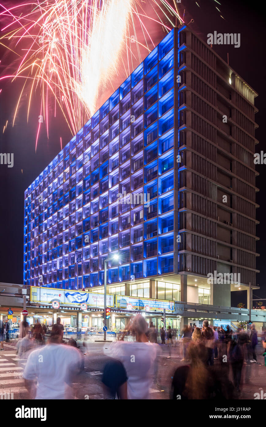 Tel Aviv-Yafo, Israel. 1. Mai 2017. Feuerwerk - Feier des Yom Haatsmaout - Unabhängigkeitstag 1. Mai 2017, Kikar Rabin, Tel Aviv-Yafo, Israel Credit: Michael Jacobs/Alamy Live News Stockfoto