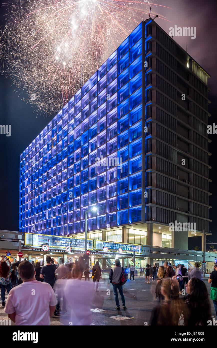 Tel Aviv-Yafo, Israel. 1. Mai 2017. Feuerwerk - Feier des Yom Haatsmaout - Unabhängigkeitstag 1. Mai 2017, Kikar Rabin, Tel Aviv-Yafo, Israel Credit: Michael Jacobs/Alamy Live News Stockfoto