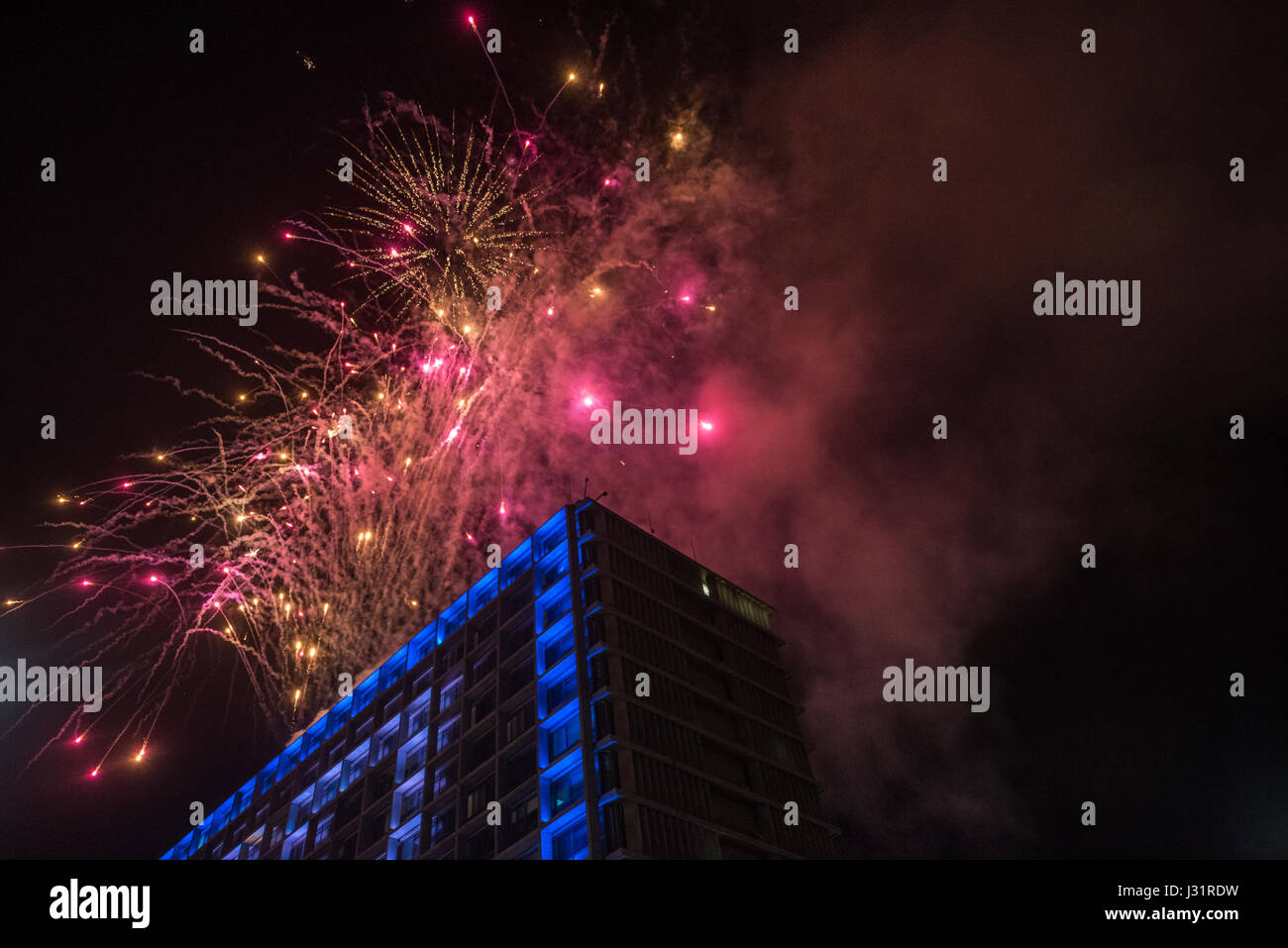 Tel Aviv-Yafo, Israel. 1. Mai 2017. Feuerwerk - Feier des Yom Haatsmaout - Unabhängigkeitstag 1. Mai 2017, Kikar Rabin, Tel Aviv-Yafo, Israel Credit: Michael Jacobs/Alamy Live News Stockfoto