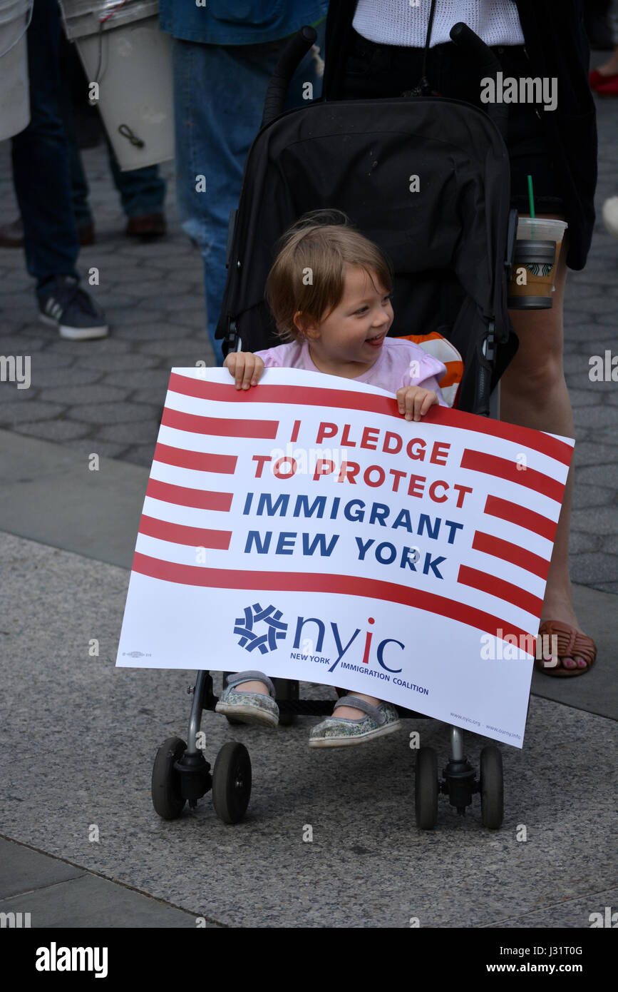New York, USA. 1. Mai 2017. Kleines Kind mit einem Schild an einer Maikundgebung in New York City. Bildnachweis: Christopher Penler/Alamy Live-Nachrichten Stockfoto