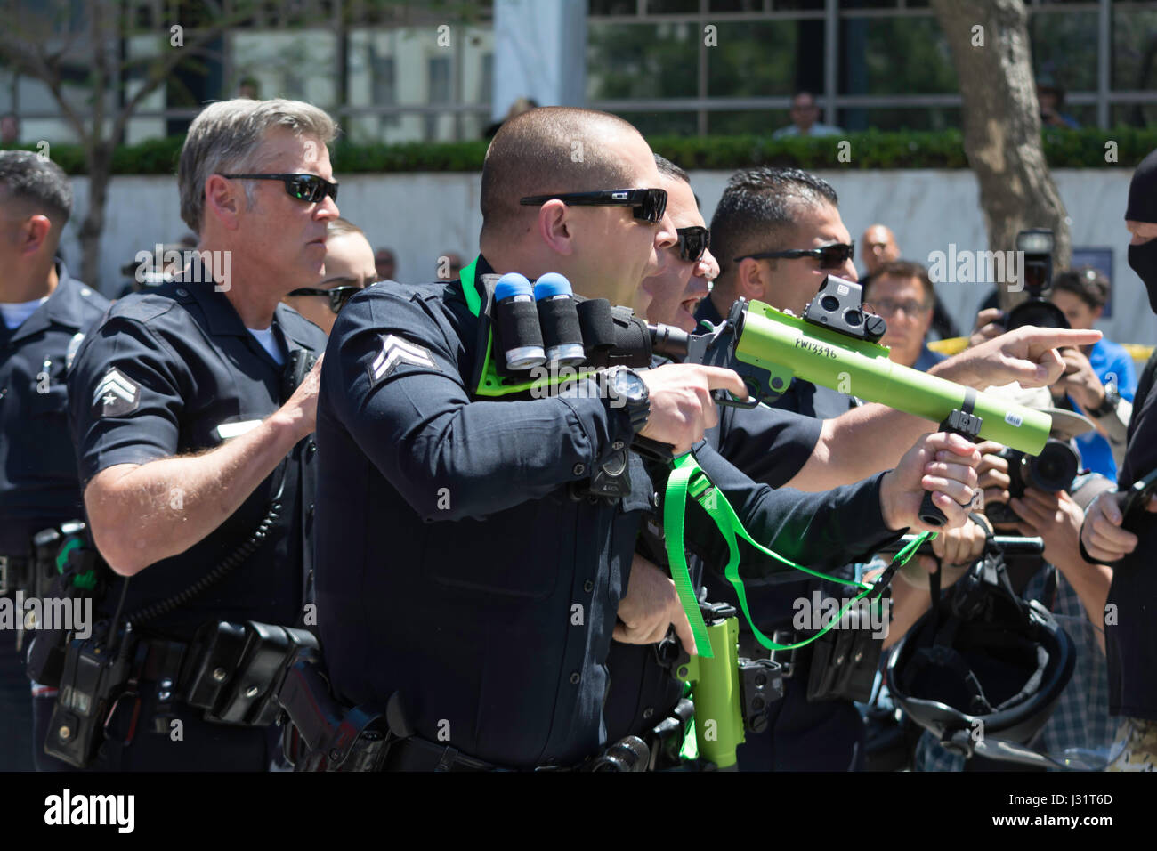 Los Angeles, USA. 1. Mai 2017. LAPD hält Pro Trunp Anhänger und Anti-Trump Fans getrennt auf der Maikundgebung in Downtown Los Angeles. Bildnachweis: Chester Brown/Alamy Live-Nachrichten Stockfoto