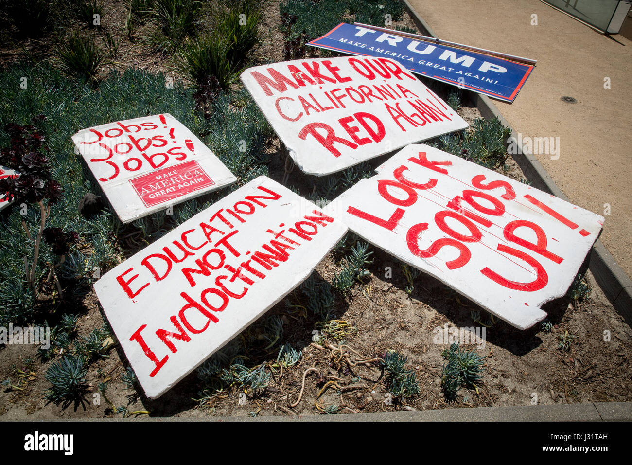 Los Angeles, USA. 1. Mai 2017. Eine Auswahl an Protest unterzeichnet von pro-Trump KostenzählerProtestierendern zur Maikundgebung in Downtown Los Angeles, Kalifornien, 1. Mai 2017. Bildnachweis: Jim Newberry/Alamy Live-Nachrichten Stockfoto