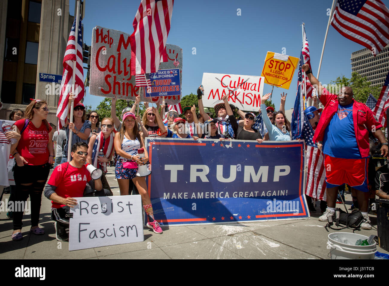 Los Angeles, USA. 1. Mai 2017. Donald Trump Fans am Maifeiertag rally in Downtown Los Angeles, Kalifornien, 1. Mai 2017. Bildnachweis: Jim Newberry/Alamy Live-Nachrichten Stockfoto