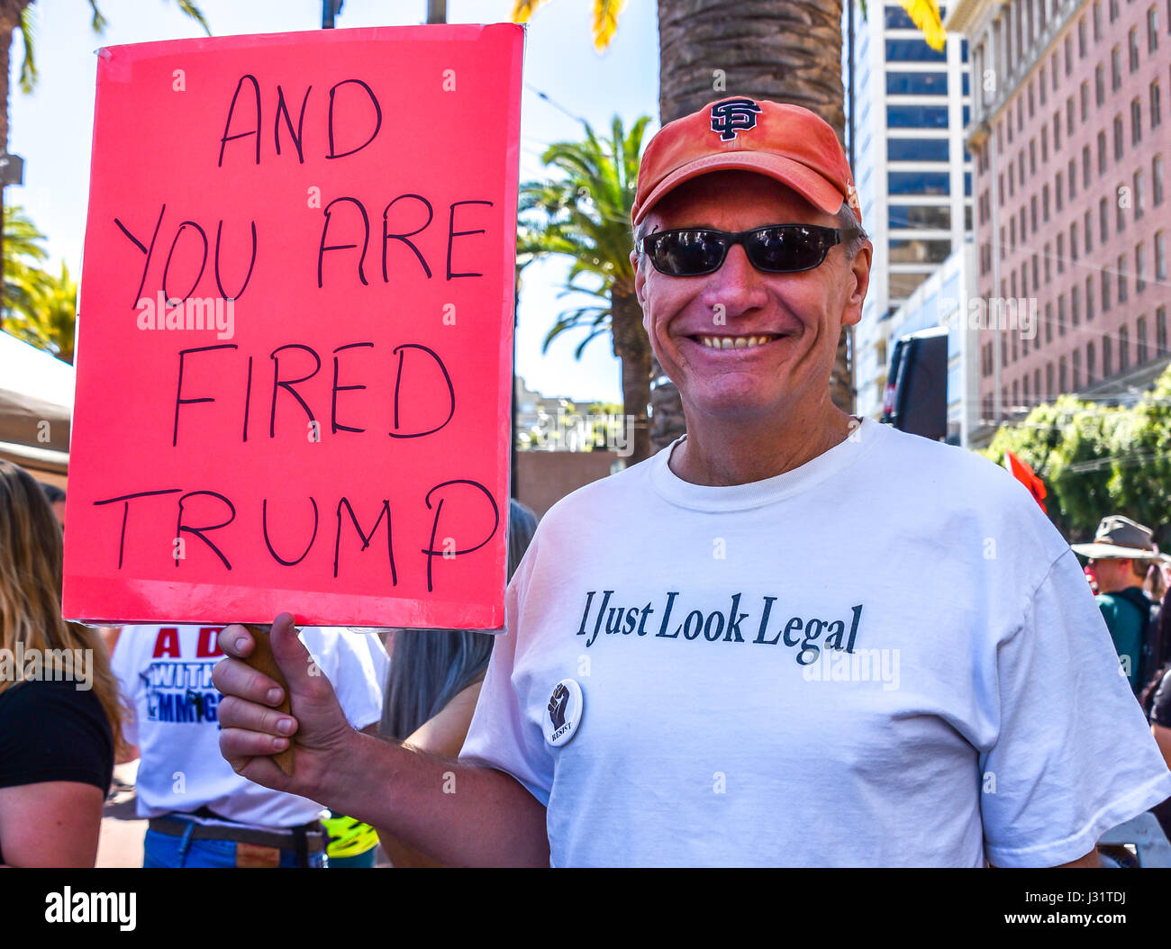 San Francisco, Kalifornien, USA. 1. Mai 2017. Tom Yankowski, ein Demonstrant am 1. Mai "Tag ohne Einwanderer" Rallye und März in San Francisco, trägt ein T-shirt zu Hause, schuf er das liest, "ich nur schauen Legal," als eine scherzhafte Bemerkung auf, was viele fühlen sind Donald Trump Anti-Einwanderungspolitik. In der anderen Hand hält er ein Protest Schild mit der Aufschrift, "und du bist gefeuert Trumpf." Tausende gingen auf die Straße in San Francisco für die May Day / International Workers Tag Protest, bei mehr als 40 Städten in den USA ähnliche Veranstaltungen. Bildnachweis: Shelly Rivoli/Alamy Live-Nachrichten Stockfoto