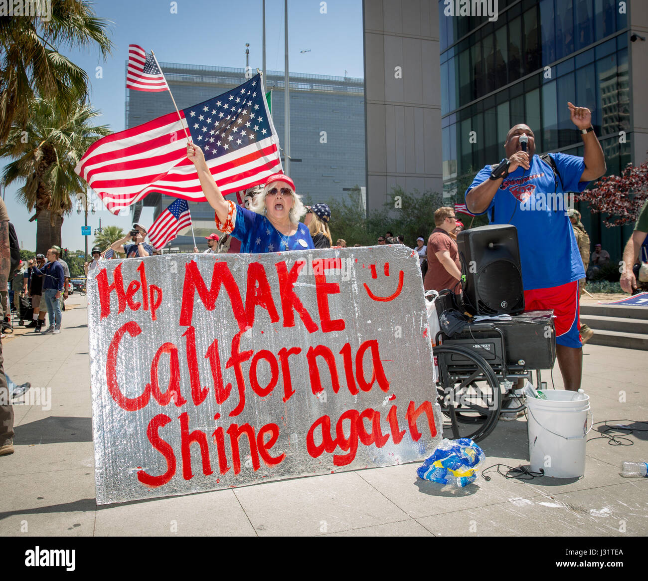 Los Angeles, USA. 1. Mai 2017. Donald Trump Fans am Maifeiertag rally in Downtown Los Angeles, Kalifornien, 1. Mai 2017. Bildnachweis: Jim Newberry/Alamy Live-Nachrichten Stockfoto