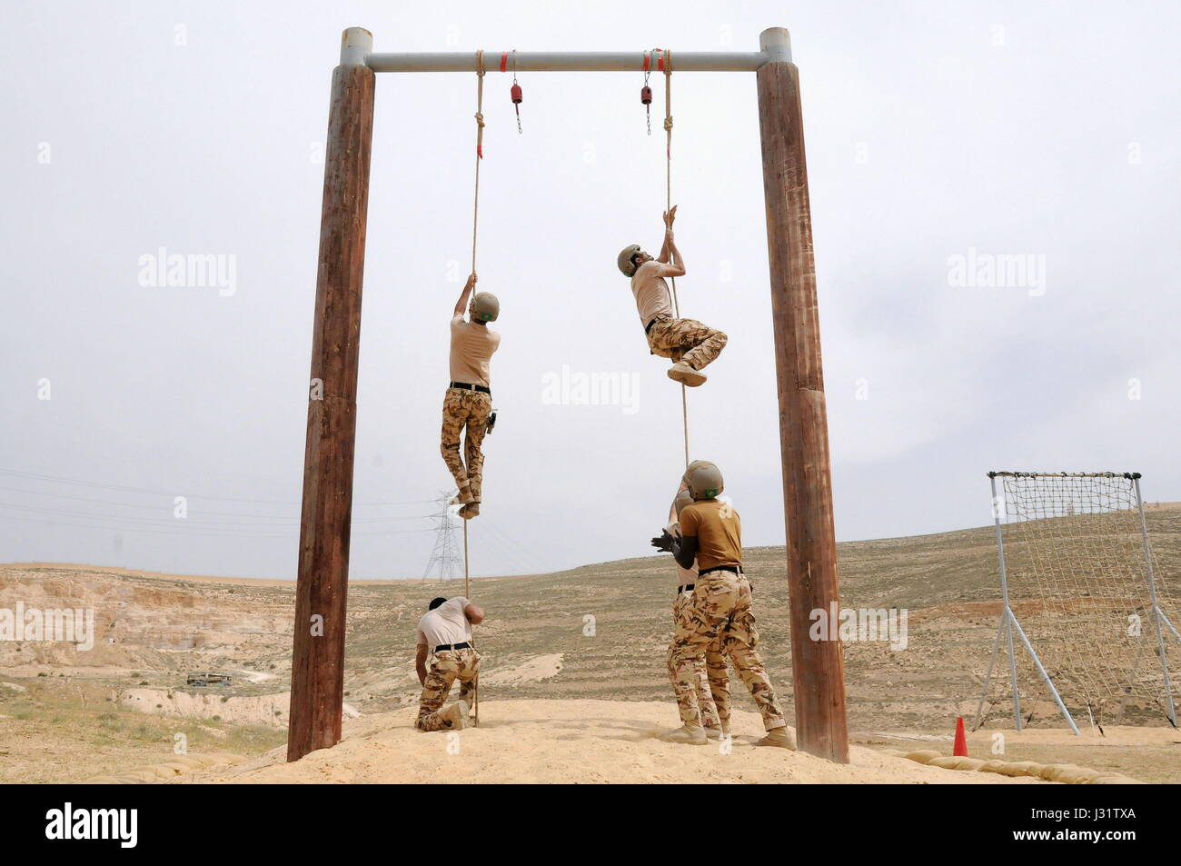 Amman, Jordanien. 1. Mai 2017. Soldaten nehmen an den "ausführen" Deathmatch am zweiten Tag des neunten jährlichen Krieger Wettbewerbs auf der King Abdullah II Special Operations Training Center in Amman, Jordanien, am 1. Mai 2017. Die Veranstaltung startete am Sonntag mit der Beteiligung der militärischen Elite, Special Forces, Bekämpfung des Terrorismus und Strafverfolger mit 32 Mannschaften aus 17 Ländern. Bildnachweis: Shen Yang/Xinhua/Alamy Live-Nachrichten Stockfoto