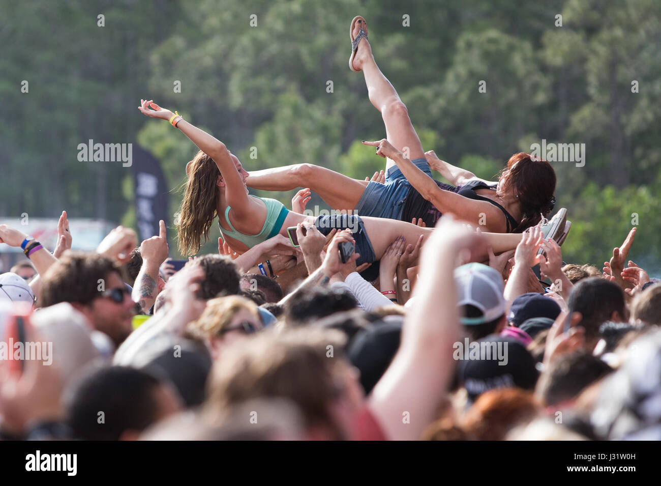 Fort Myers, FL, USA. 30. April 2017. Fans während Tag 2 des Fort Rock Festivals bei JetBlue Park in Fort Myers, Florida am 30. April 2017. Bildnachweis: Aaron Gilbert/Medien Punch/Alamy Live-Nachrichten Stockfoto