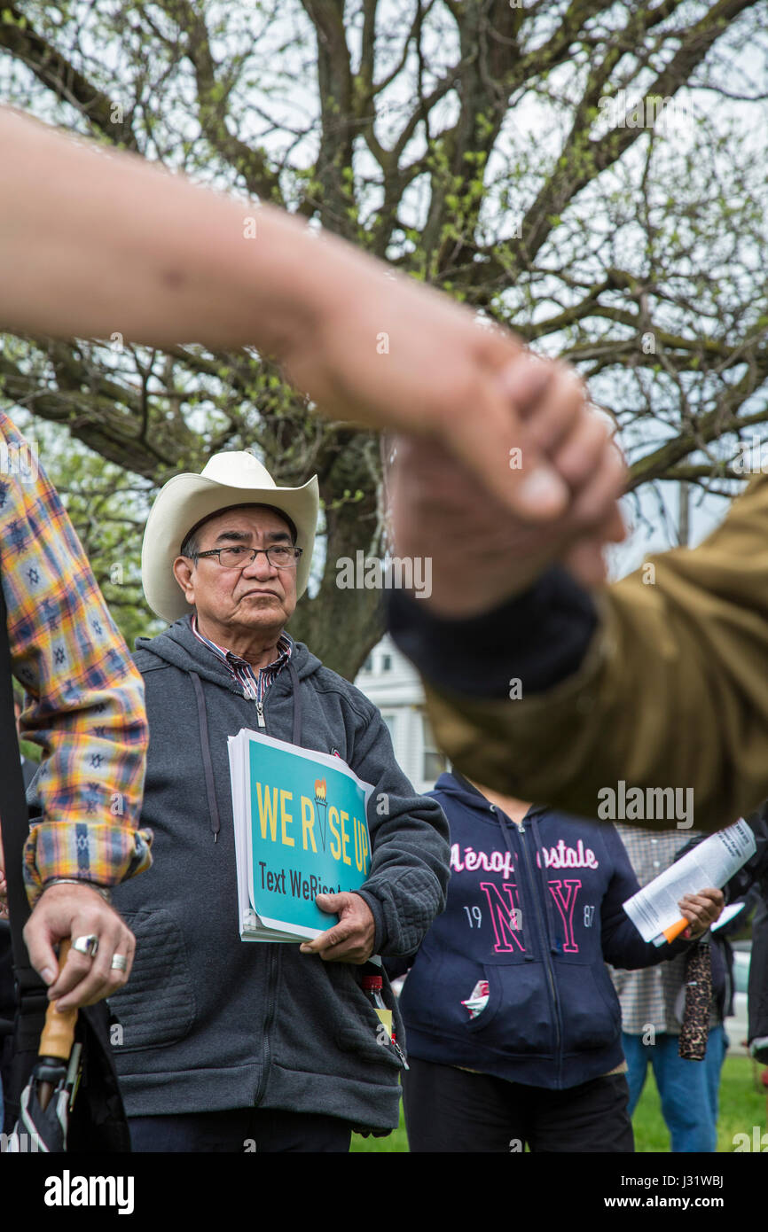 Detroit, Michigan, USA. 1. Mai 2017. Hunderte trat Hände im Gebet während einer Kundgebung für Migrantenfamilien. Bildnachweis: Jim West/Alamy Live-Nachrichten Stockfoto